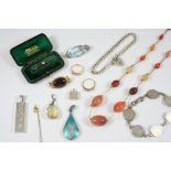 A QUANTITY OF JEWELLERY including a diamond and gold bar brooch, 4cm. long, an agate bead