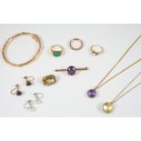 A QUANTITY OF JEWELLERY including an amethyst and gold bar brooch, an amethyst single stone pendant,