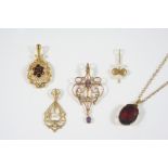 A QUANTITY OF JEWELLERY including a garnet and gold openwork pendant, an Edwardian amethyst and seed