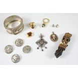A QUANTITY OF JEWELLERY including a garnet and gold set brooch, a hair work bracelet, set with a