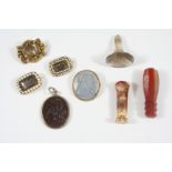 A QUANTITY OF JEWELLERY including an agate seal, with chalcedony matrix, two other seals, one with