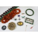 A QUANTITY OF JEWELLERY including a gold fox mask stick pin, a three row cultured pearl necklace,