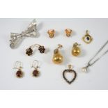 A QUANTITY OF JEWELLERY including a 18ct. gold apple pendant, an 18ct. gold pear pendant, a pair