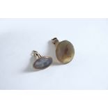 A REGENCY FACETED AGATE SEAL oval intaglio, engraved with crest of a hawk, 4 cms and a gold