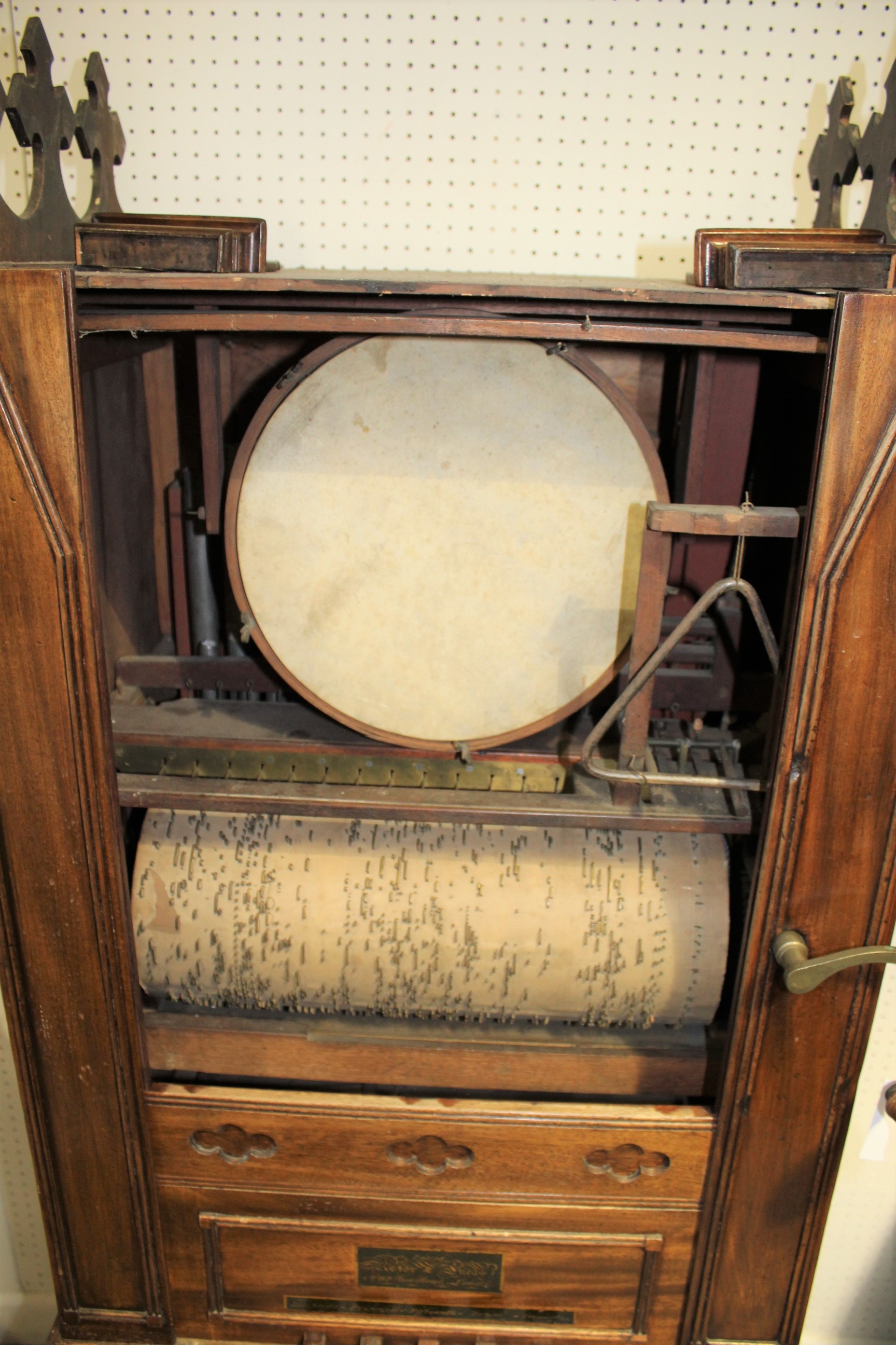 ASTOR & LUCAS 19THC ENGLISH BARREL ORGAN an early 19thc Gothic style barrel organ with decorative - Image 8 of 15