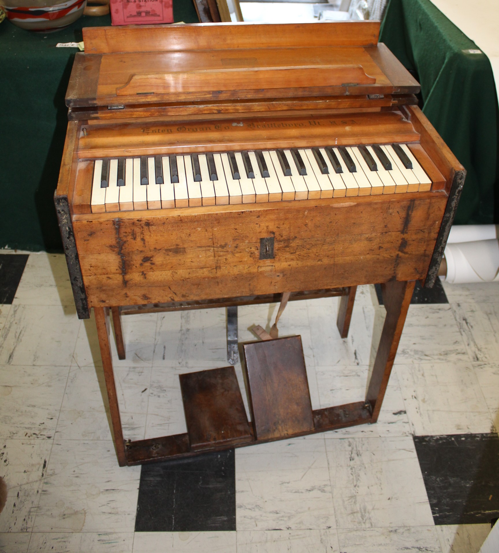 ESTEY AMERICAN TRAVELLING PREACHERS ORGAN a small travelling organ by Estey Organ Co, USA, with legs - Image 3 of 3