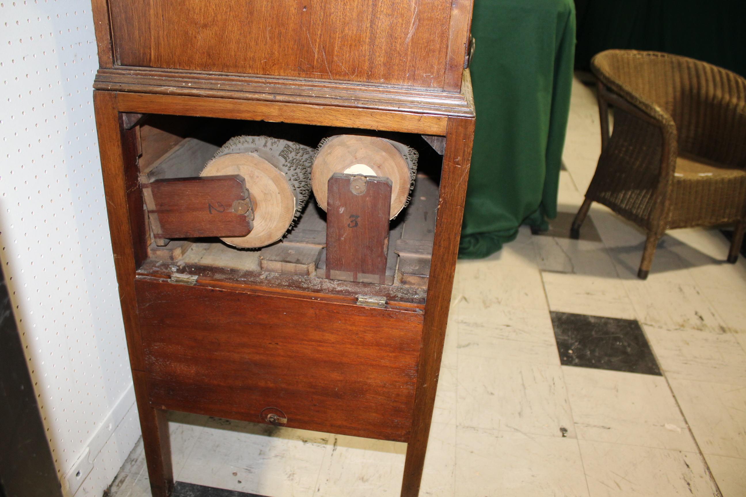 ASTOR & LUCAS 19THC ENGLISH BARREL ORGAN an early 19thc Gothic style barrel organ with decorative - Image 7 of 15