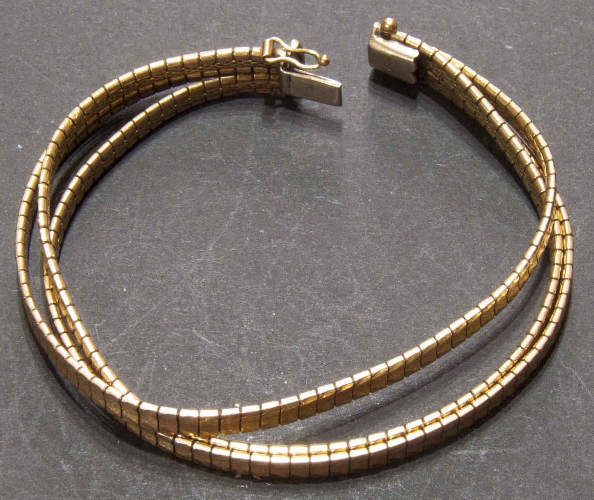 Armband, 750er Gelbgold. 3-reihig, mit Sicherheitsverschluß. Gewicht ca. 36,4 gr. Länge ca. 18 cm.