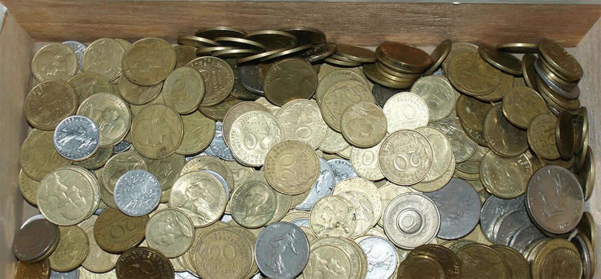 Lot Münzen Frankreich in einer Holzbox. Bitte besichtigen - Bild 2 aus 2