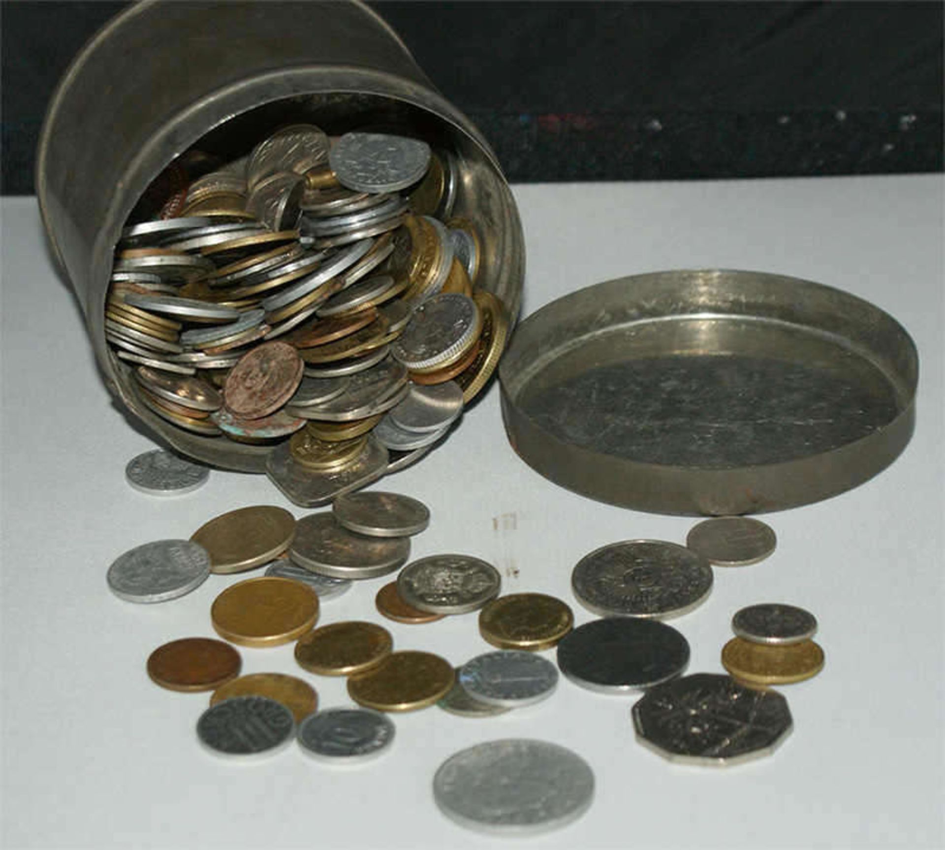 Lot Umlaufmünzen in einer alten Blechdose. Meist Europa, aber auch Übersee. Bitte besichtigen