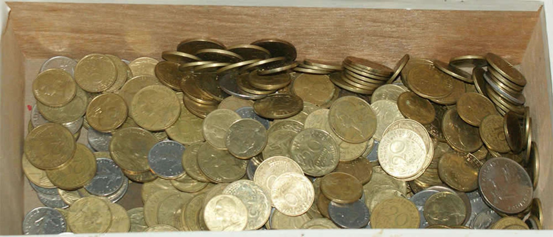 Lot Münzen Frankreich in einer Holzbox. Bitte besichtigen