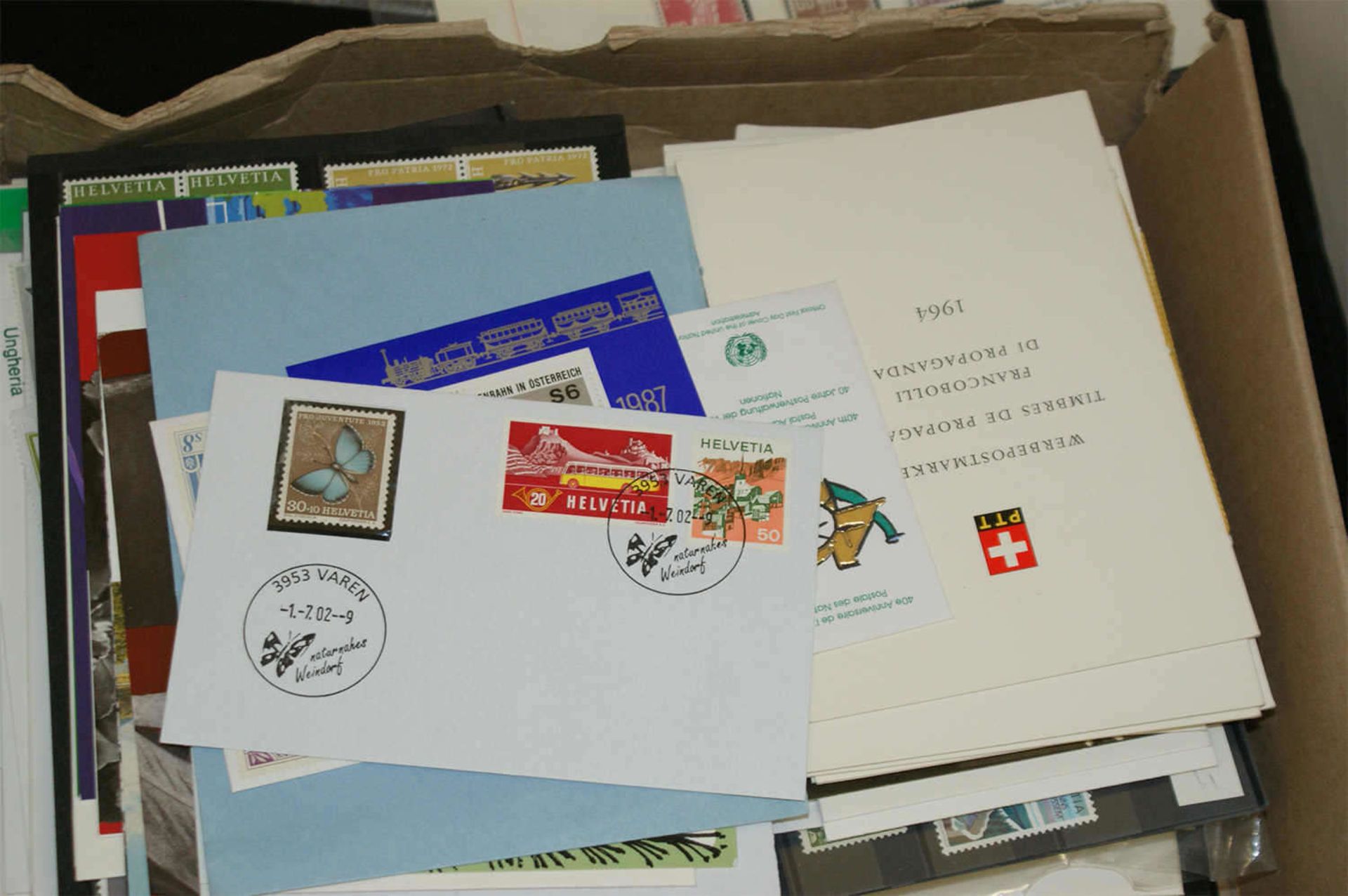 1 Karton gefüllt mit Briefmarken, FDC, Maxikarten, etc.. Meist aus der Schweiz, aber auch Weltraum - Bild 2 aus 2