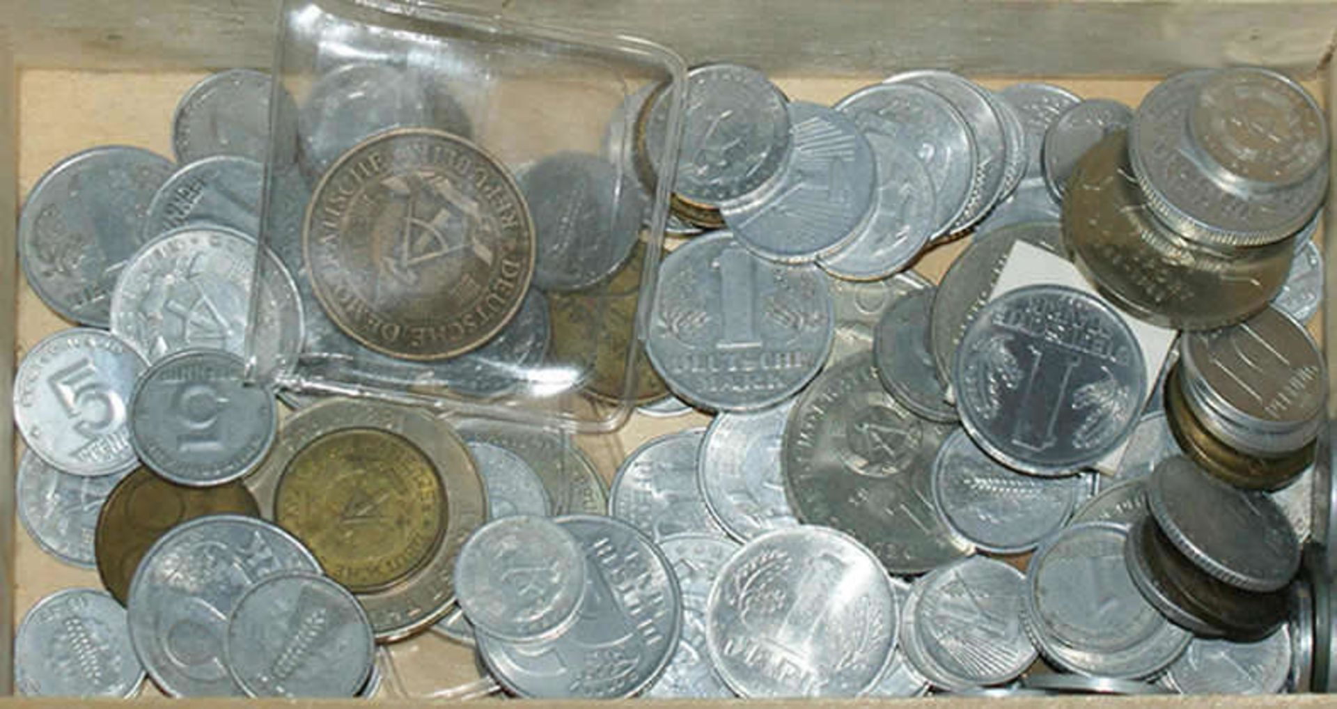 Lot Münzen DDR. Kleine Fundgrube in einer Holzschachtel