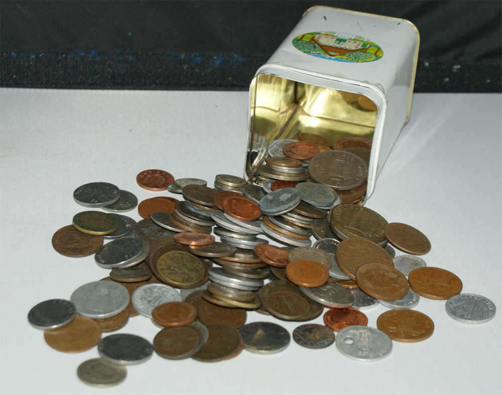 kleines Lot Münzen, dabei ältere in einer Blechdose. Kleine Fundgrube