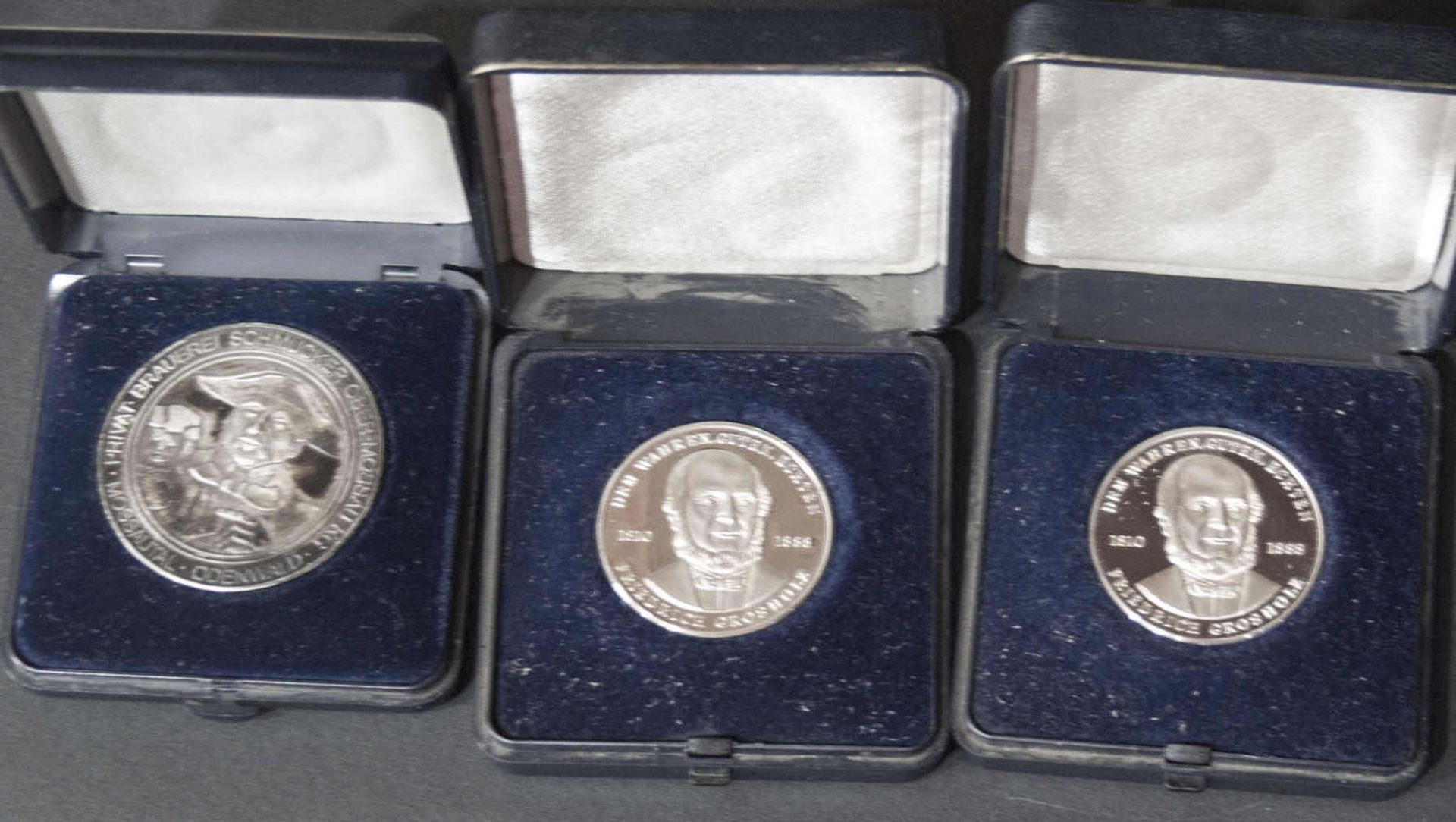 Drei Silbermedaillen: 2 x Friedrich Grosholz, Durchmesser: ca. 32 mm und 1 x Privatbrauerei