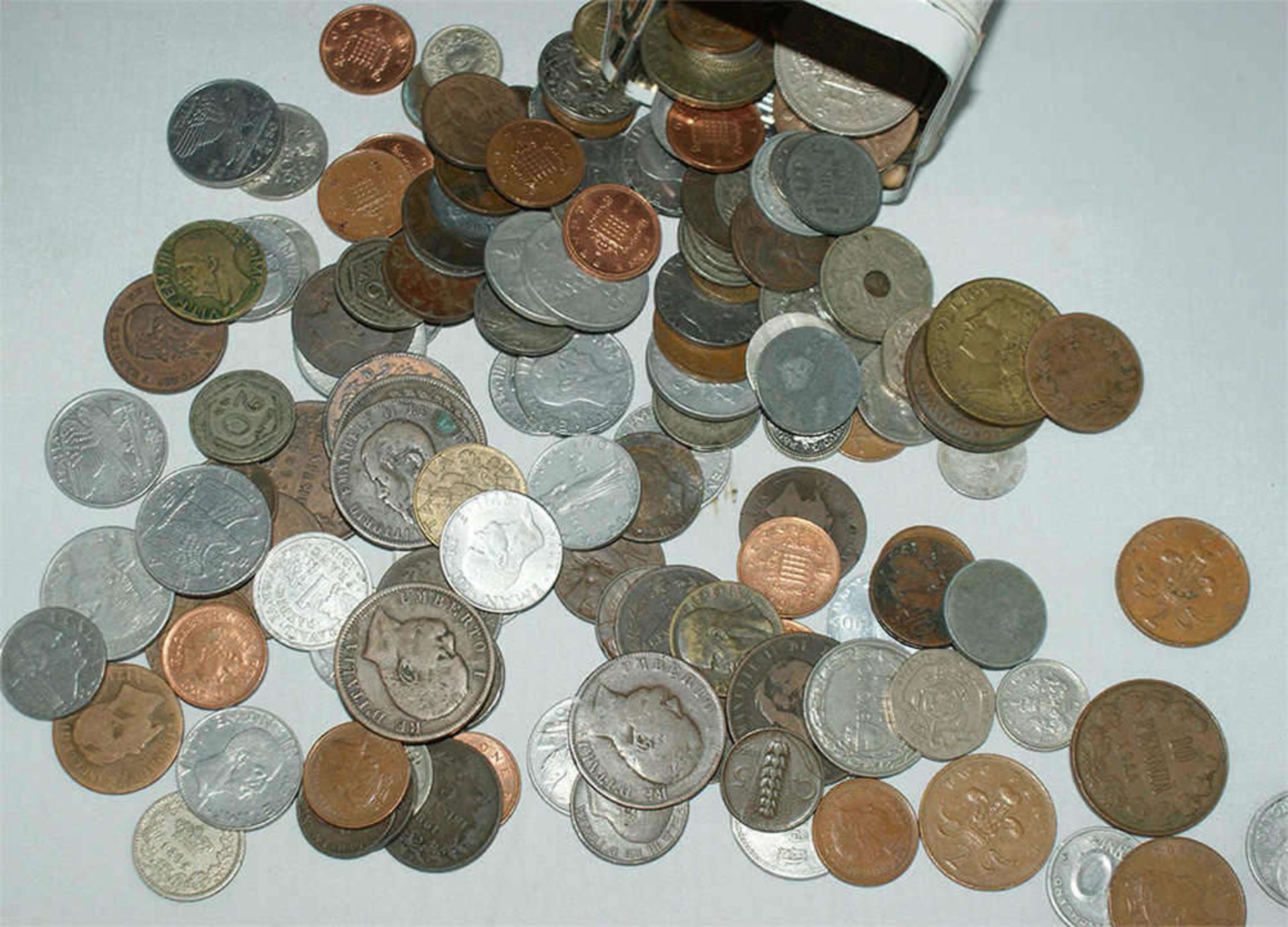 kleines Lot Münzen, dabei ältere in einer Blechdose. Kleine Fundgrube - Image 2 of 2