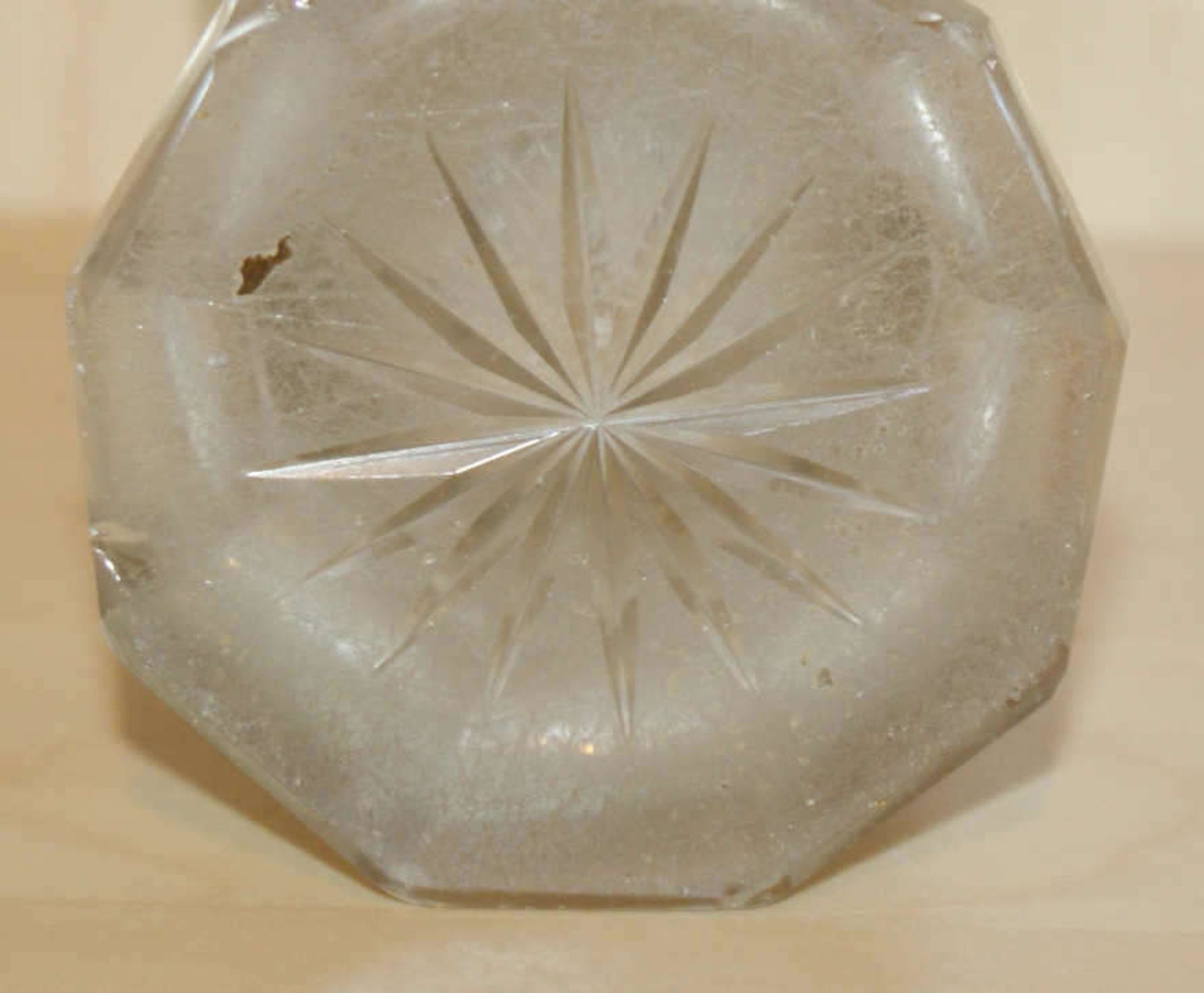 Alte Bleikristallvase mit Sternschliff, mit aufwendig gearbeiteten Hirschmotiv. Handgeschliffen. - Image 3 of 3