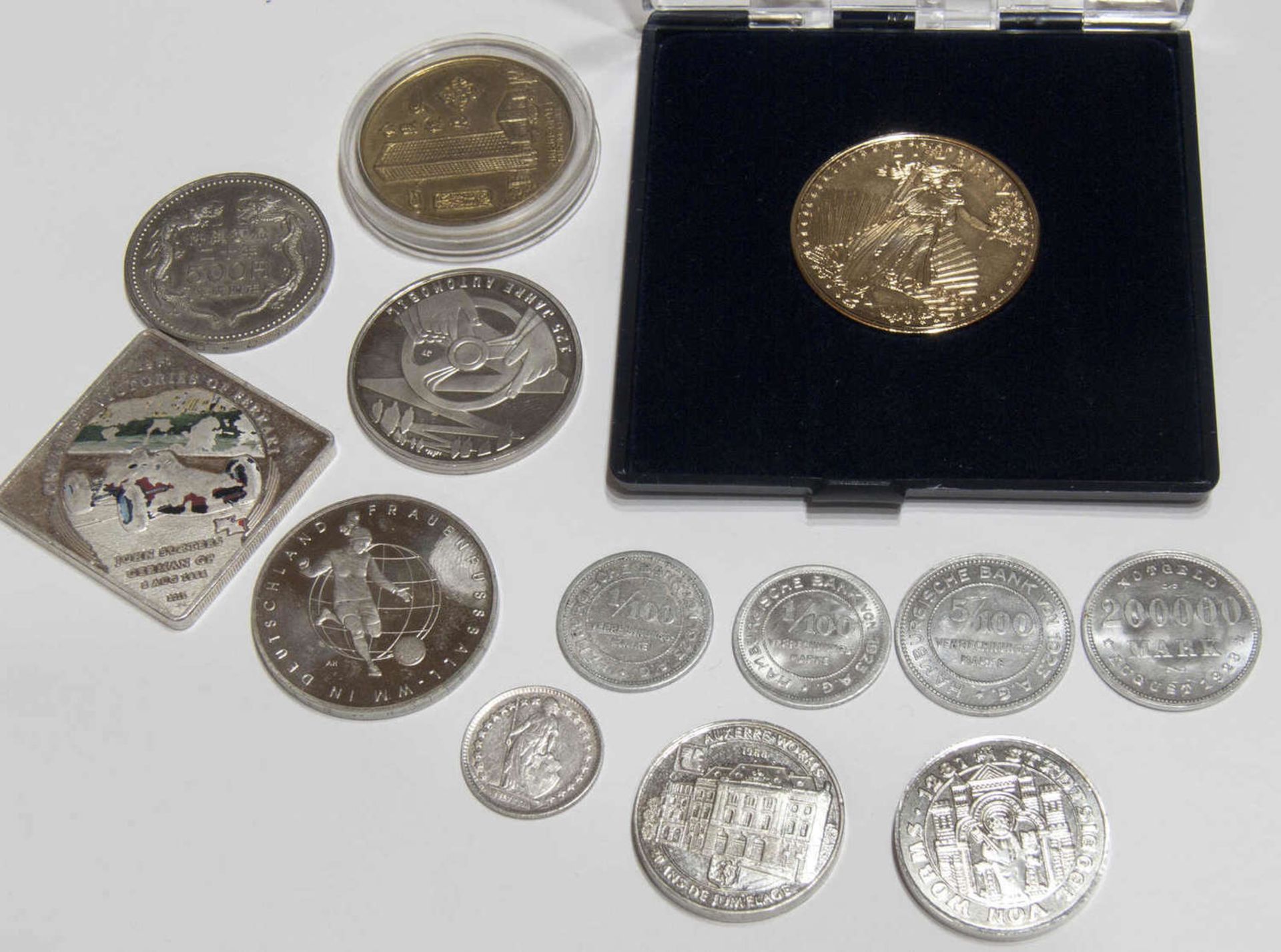 Lot Münzen und Medaillen aus aller Welt. Dabei: Hamburg 1923 Notgeld, 2 x 10 Euro - Münzen,