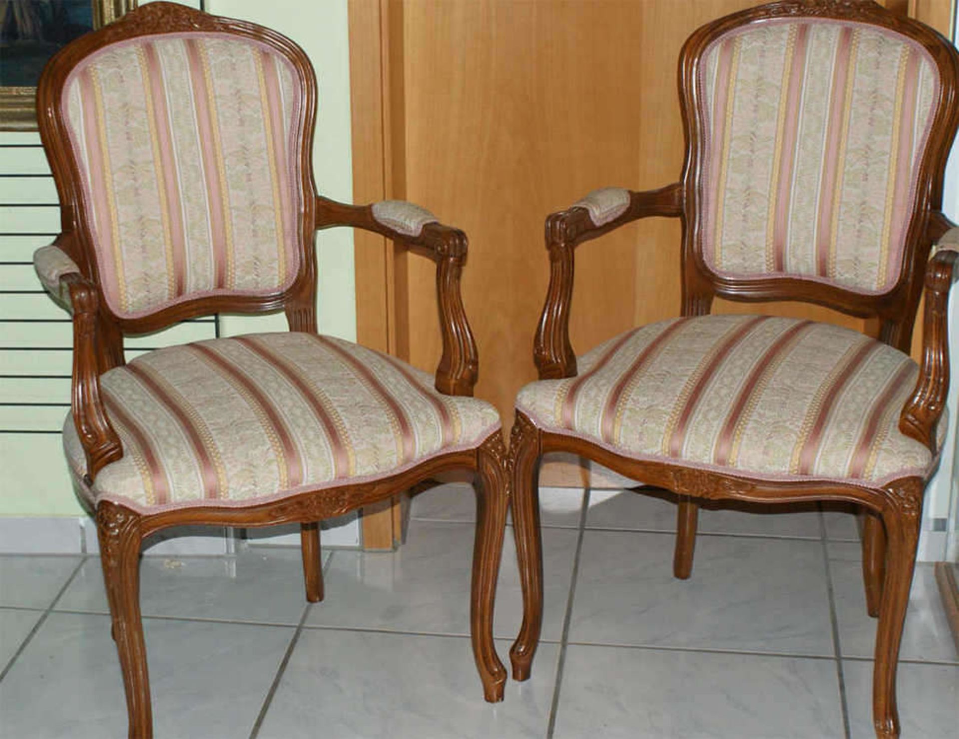 2 Armlehnen-Stühle mit floralem Bezug, guter Zustand.