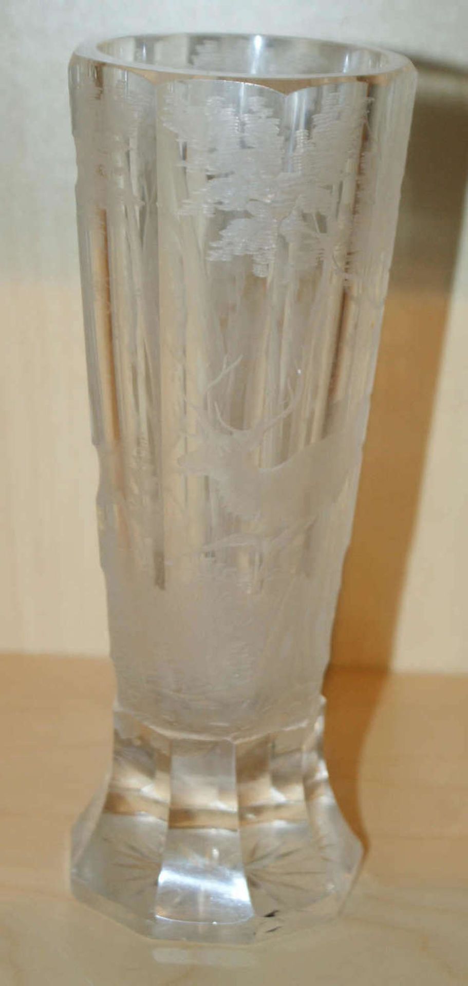 Alte Bleikristallvase mit Sternschliff, mit aufwendig gearbeiteten Hirschmotiv. Handgeschliffen. - Image 2 of 3