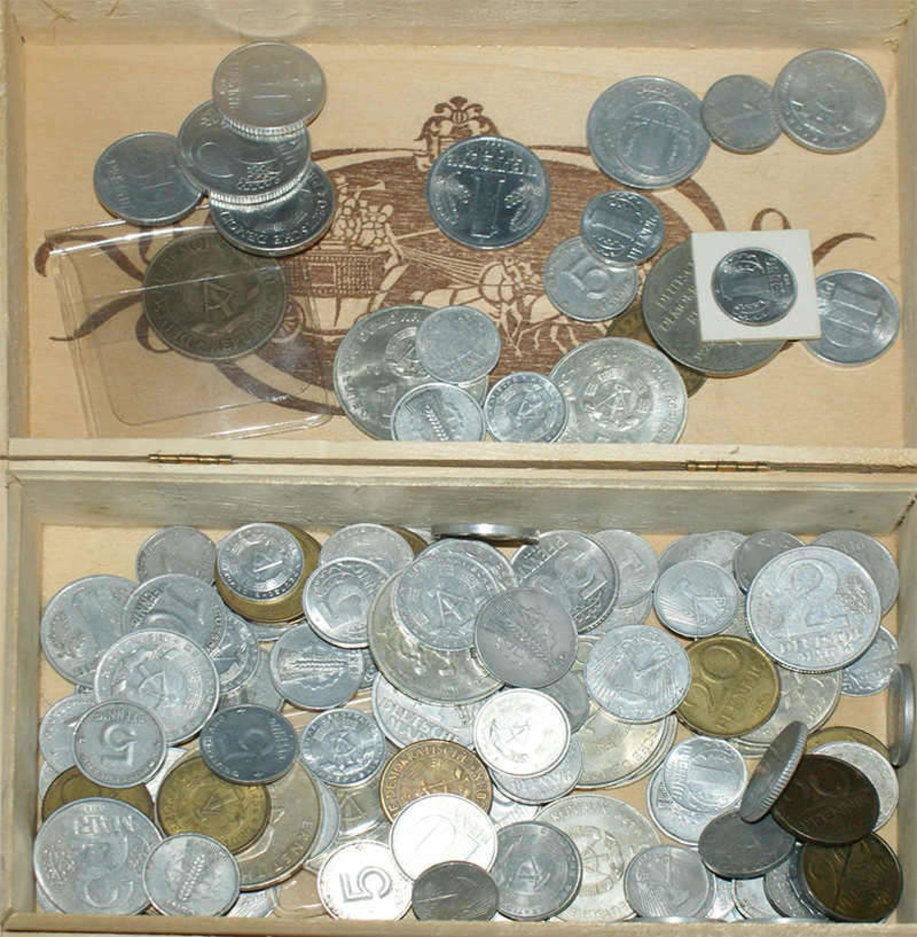 Lot Münzen DDR. Kleine Fundgrube in einer Holzschachtel - Bild 2 aus 2