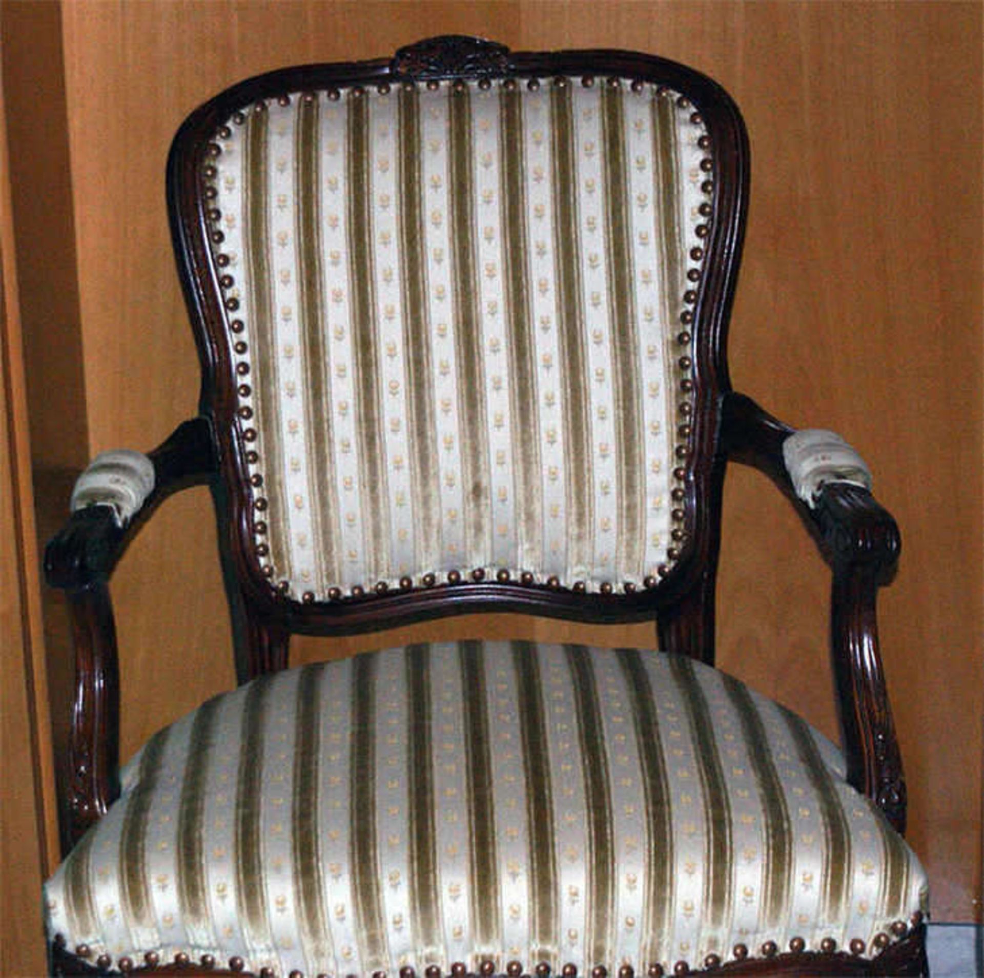 1 Armlehnen-Stuhl mit floralem Muster, guter Zustand.