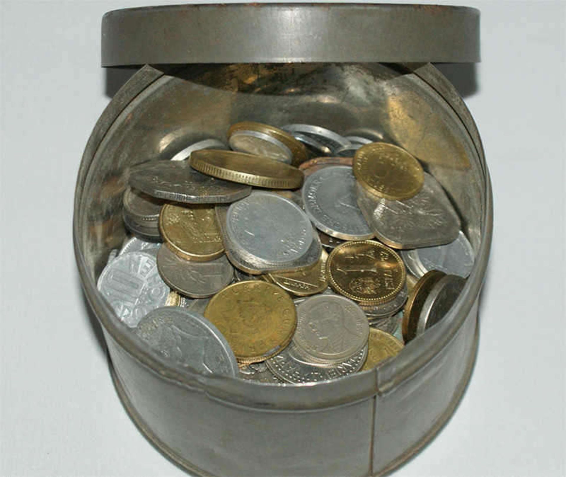 Lot Umlaufmünzen in einer alten Blechdose. Meist Europa, aber auch Übersee. Bitte besichtigen - Image 2 of 2