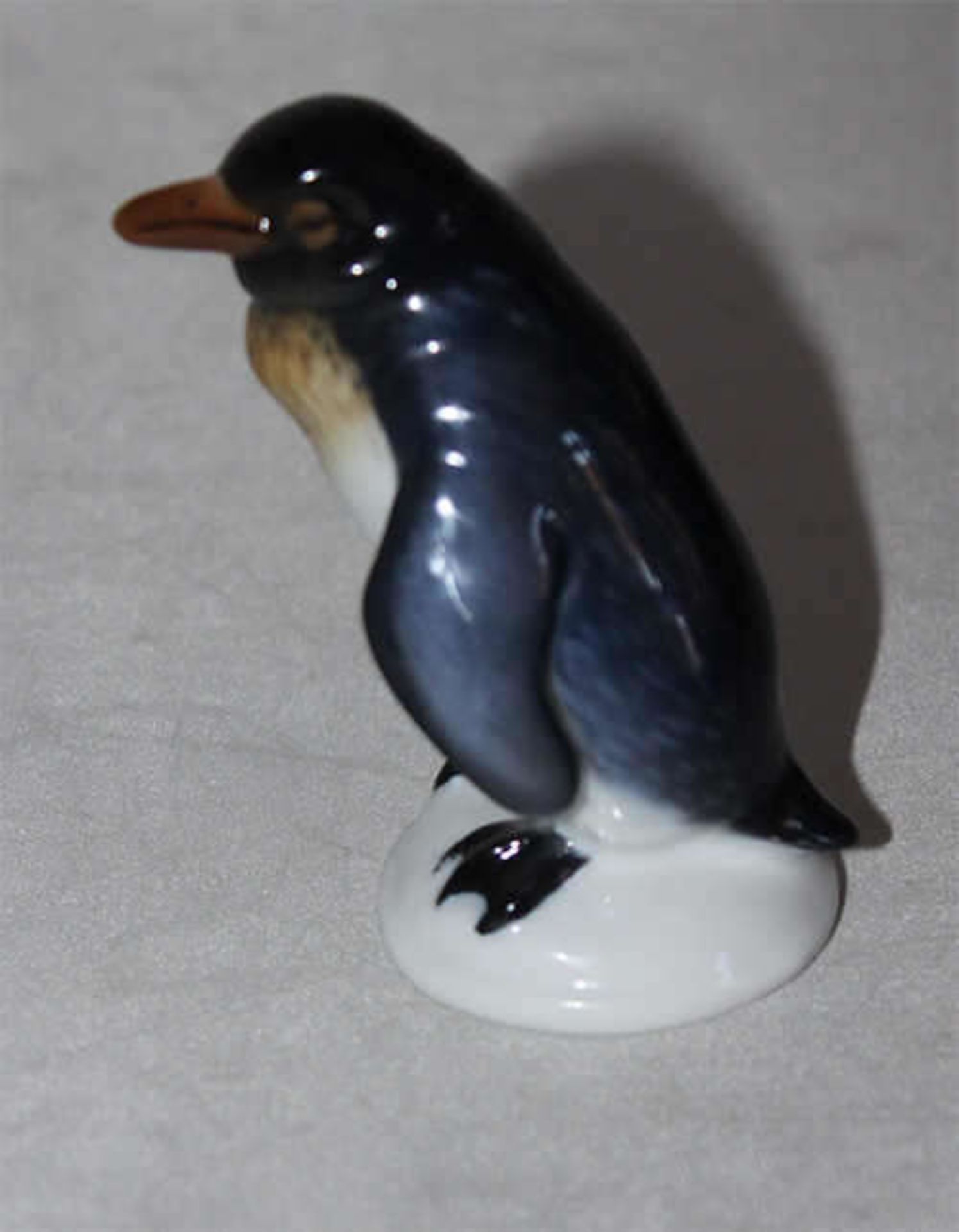 Rosenthal Classic Rose Collection "Pinguin", Figur von Karl Himmelstoss, farbig handbemalt, - Bild 2 aus 4