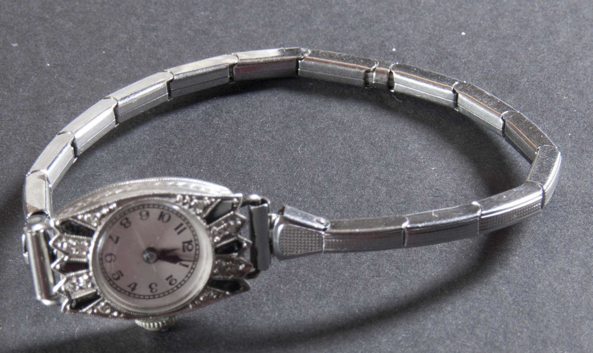 Art Deco - Armbanduhr, Mit Flex - Armband. Rückseitig gepunzt "Platina". Gehäuse mit kleinen