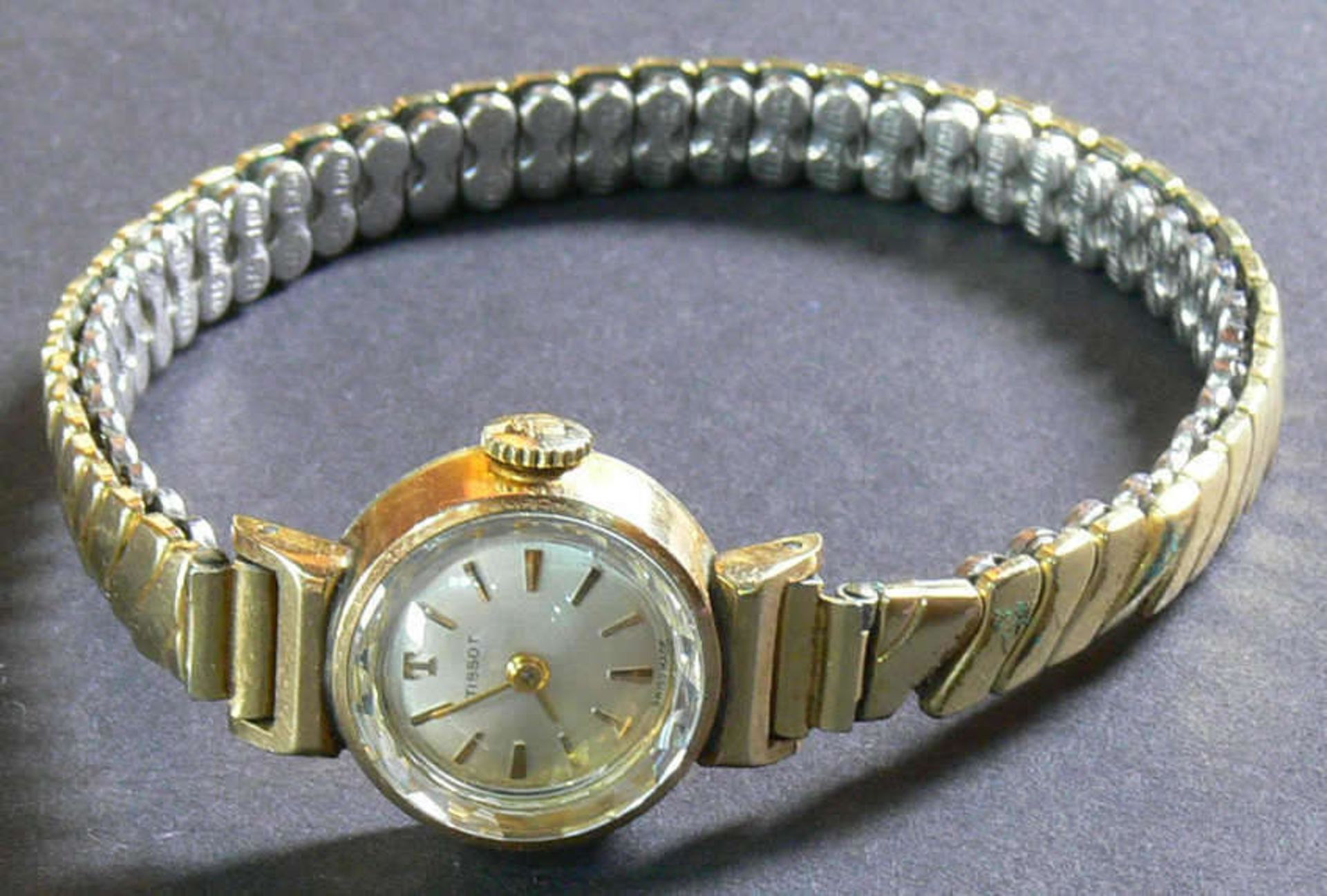 Tissot Damen - Armbanduhr. Mit Flexarmband, mechanisch. Bicolor. Die Uhr läuft an.