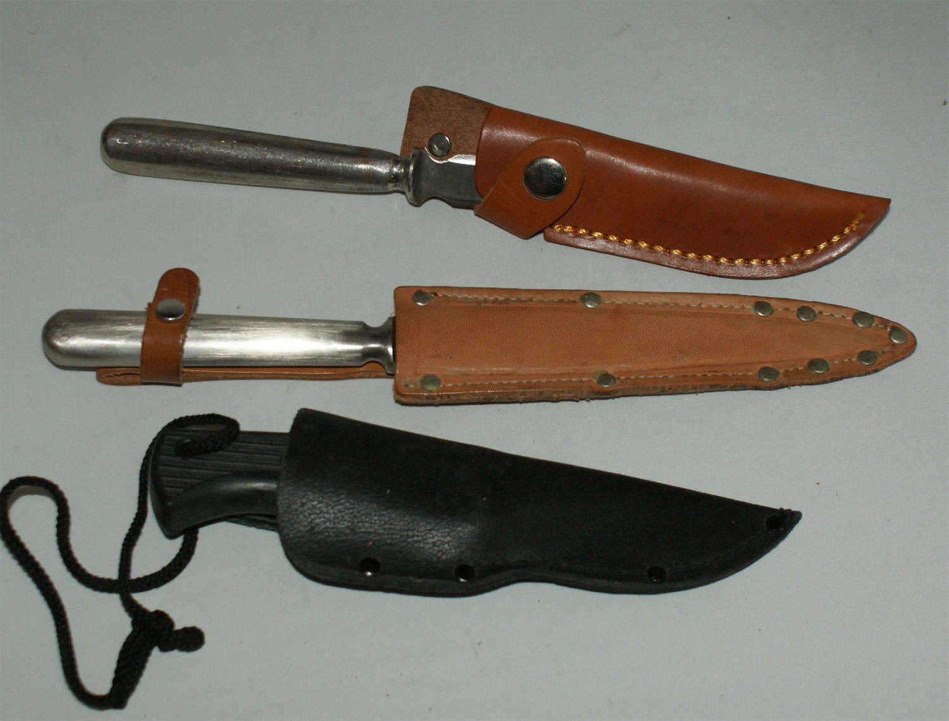 kleines Messerkonvolut bestehend aus 3 Messer, 2x mit Lederscheide. unbekannter HerstellerVerkauf