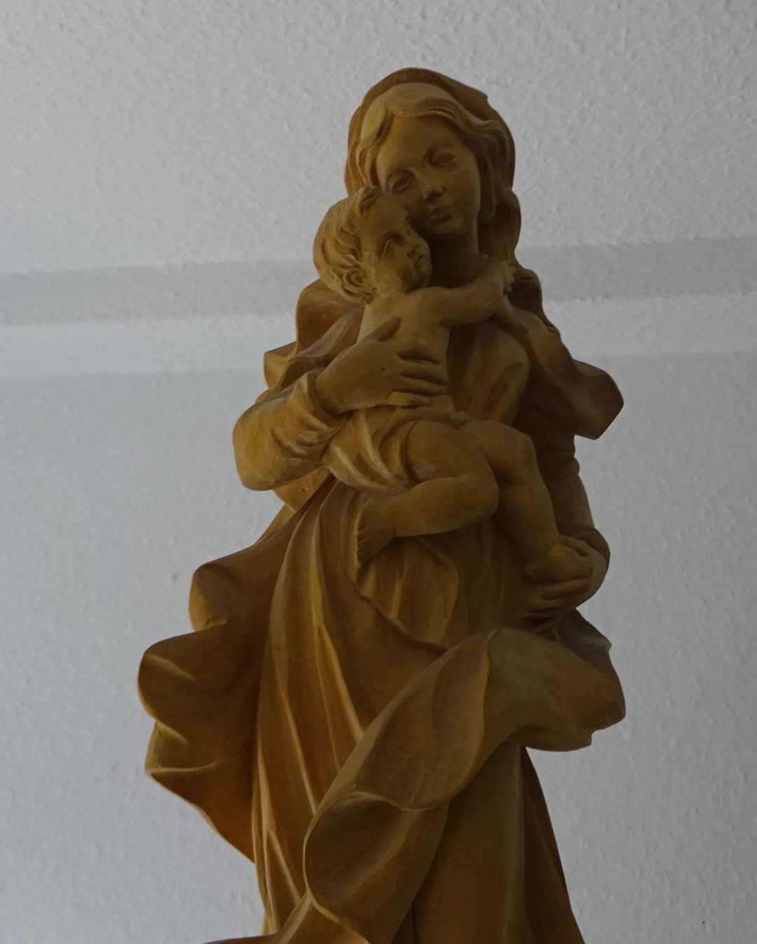 handgeschnitzte Madonna mit Jesukind, Oberammergau, 27.3.1979. Höhe ca. 52 cm. Ausdrucksstarke - Bild 2 aus 3