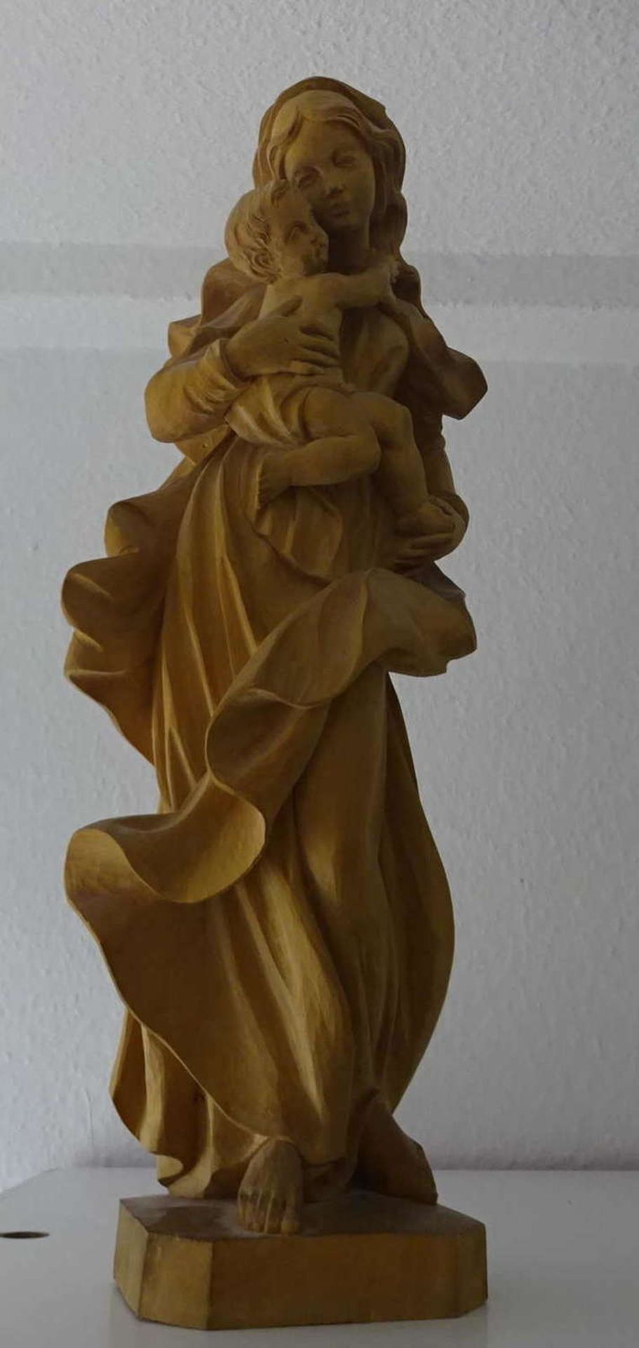handgeschnitzte Madonna mit Jesukind, Oberammergau, 27.3.1979. Höhe ca. 52 cm. Ausdrucksstarke