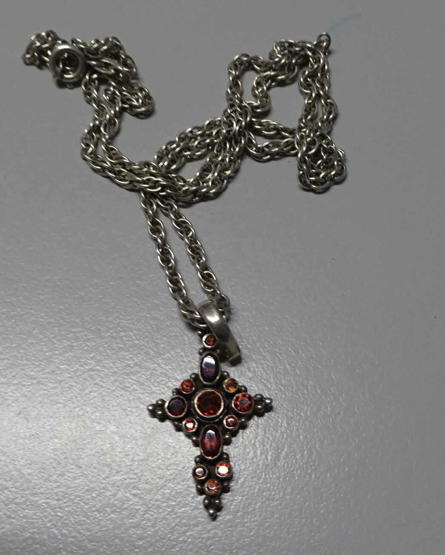 Silberkette mit Kreuz, Silber mit Granaten besetzt. Länge ca. 54cm. Gesamtgewicht ca, 14,2g