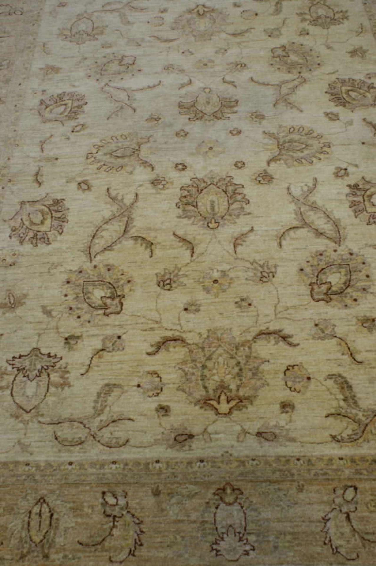 Großer Teppich in beige Tönen gehalten. Blumenmuster. Länge ca. 2,80m, Breite ca. 2,08m. mit - Bild 2 aus 3