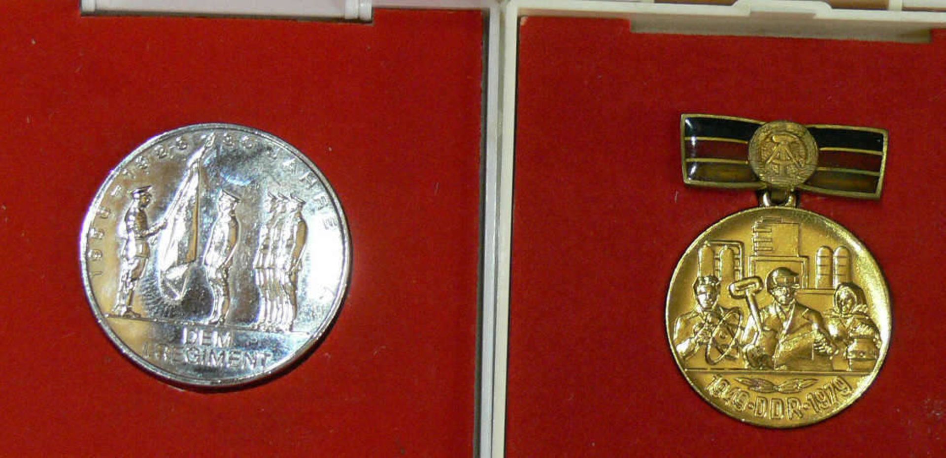 DDR, zwei Medaillen, 1 x 30 Jahre DDR 1949-1979 und 30 Jahre NVA 1956-1986. Beide in orig. Boxen.