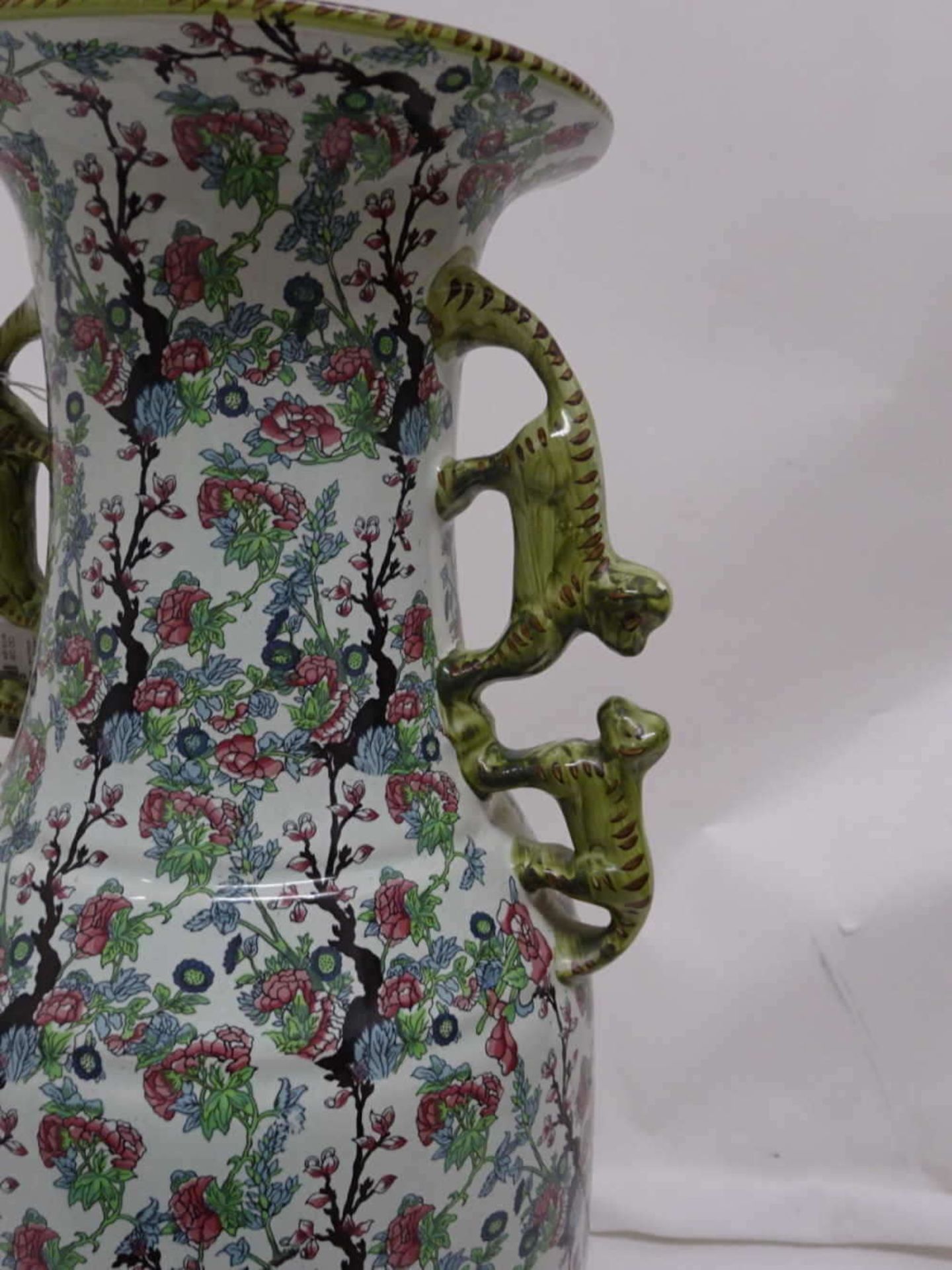 Große Keramikvase, reichlich bemalt mit Zweigen und Blüten. Am Boden gemarkt. Höhe ca. 54 cm. - Bild 2 aus 4