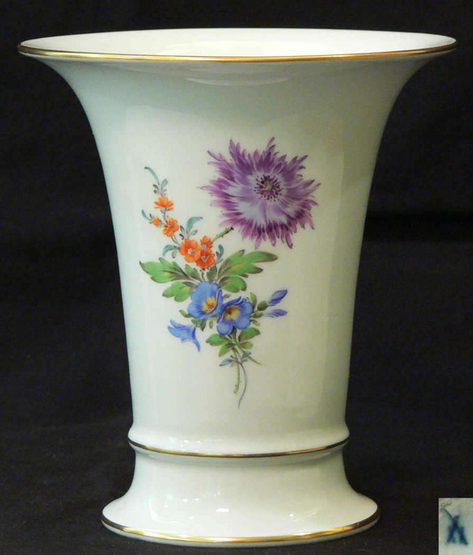 Meissen Trompeten - Vase mit Blumenmalerei. Blaue Schwertermarke mit einem Schleifstrich. H: ca.