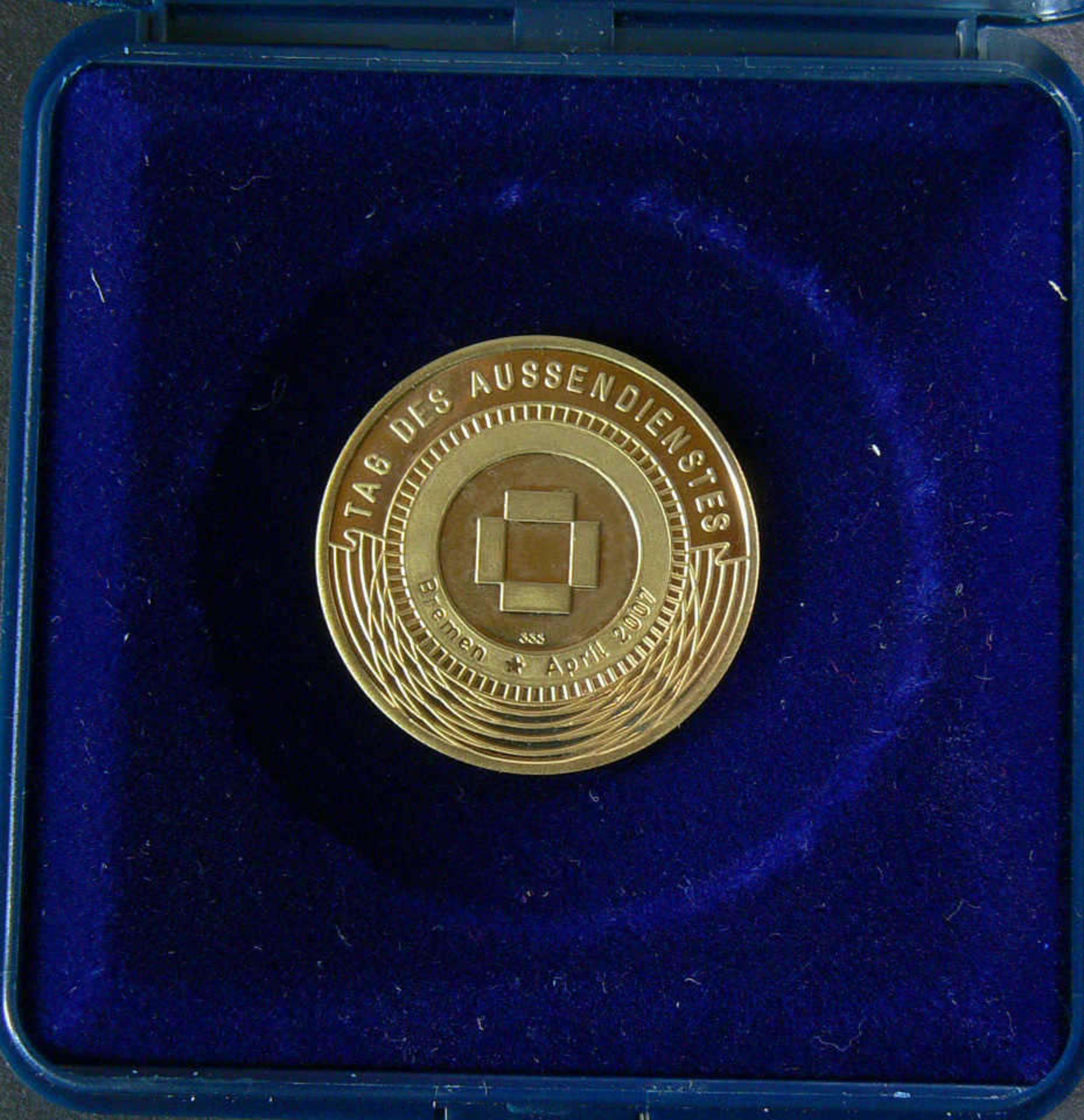 Goldmedaille "Tag des Außendienstes - Für hervorragende Leistung" der Württembergischen. Gold 333. - Bild 2 aus 2