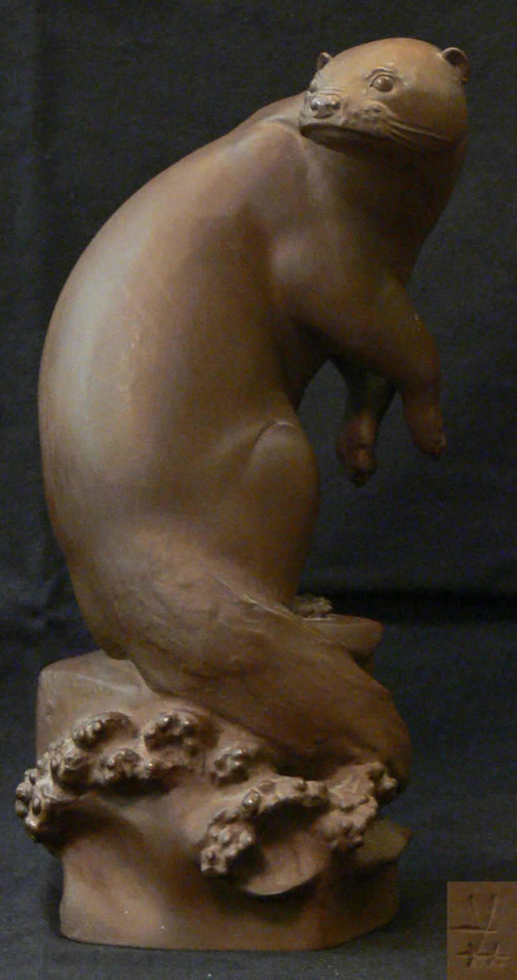 Meissen Böttger-Steinzeug Figur von Max Esser (1885 - 1945). Am Sockel Signatur M.ESSER, am Stand