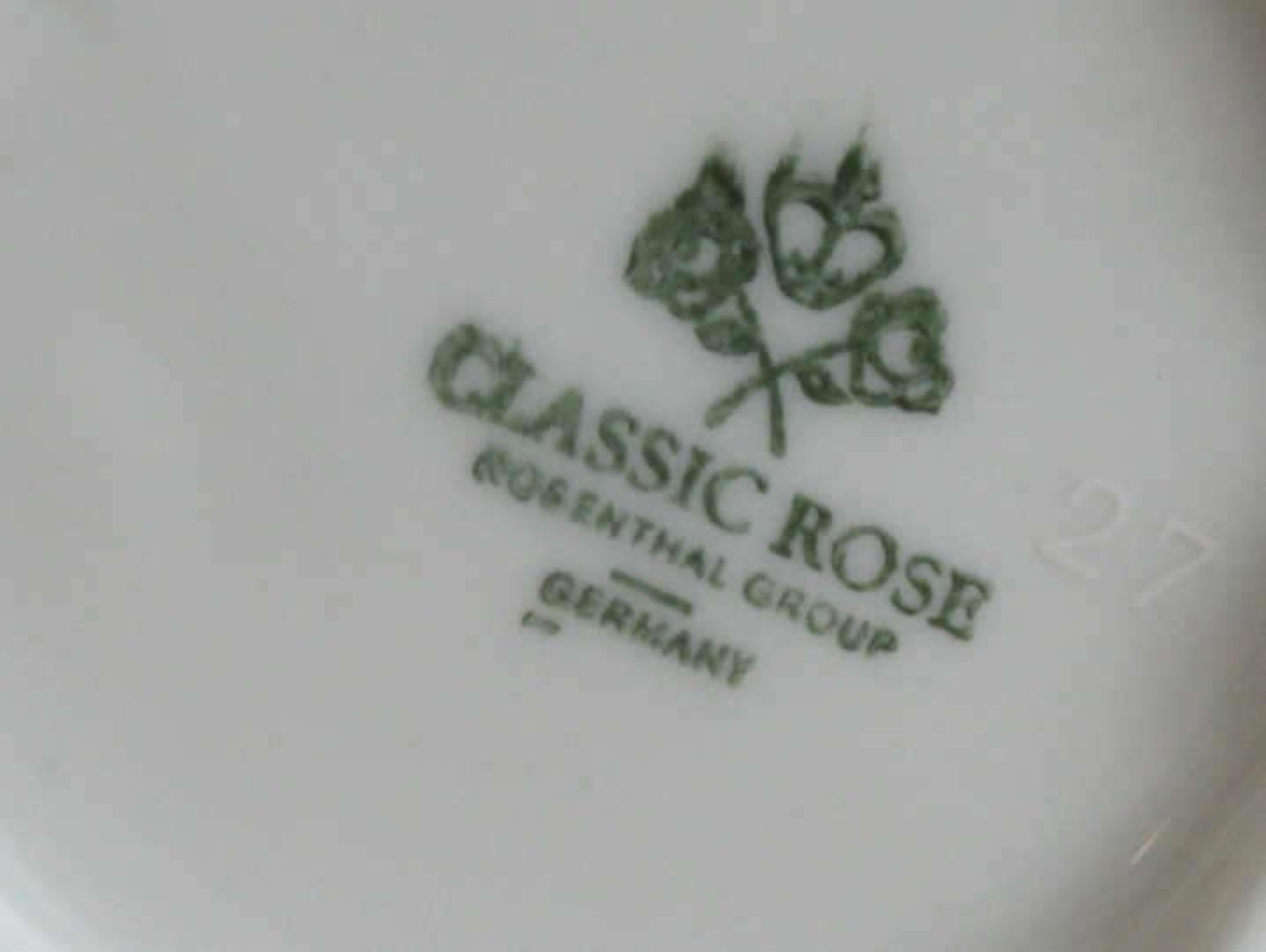 Konvolut Porzellanvasen, dabei 1x Rosenthal Classic Rose mit Blumen, Höhe ca. 15 cm, 1x - Bild 2 aus 3