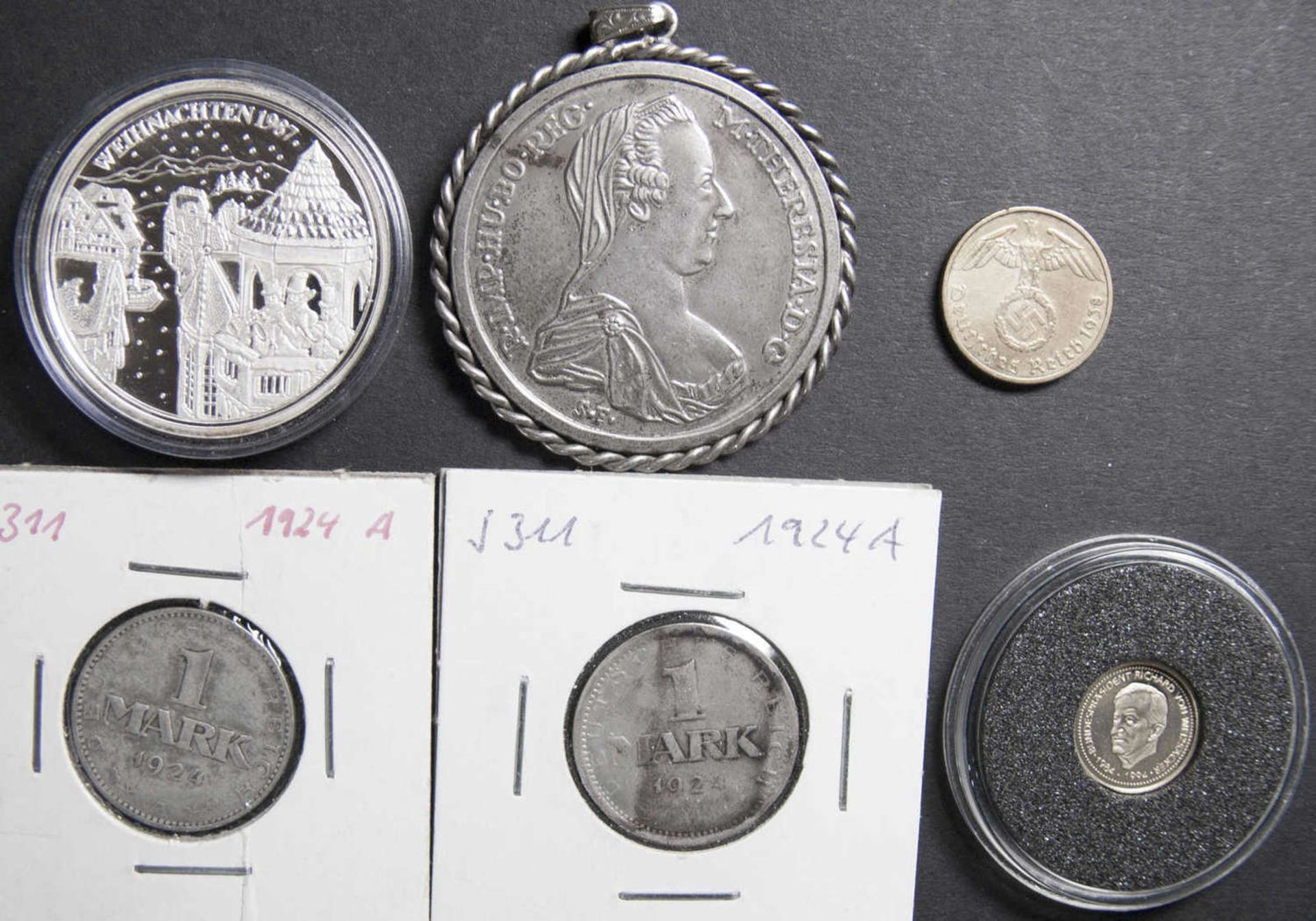 Lot Münzen und Medaillen, bestehend aus: Goldmedaille "Richard von Weizsäcker", Gold 585, Gewicht:
