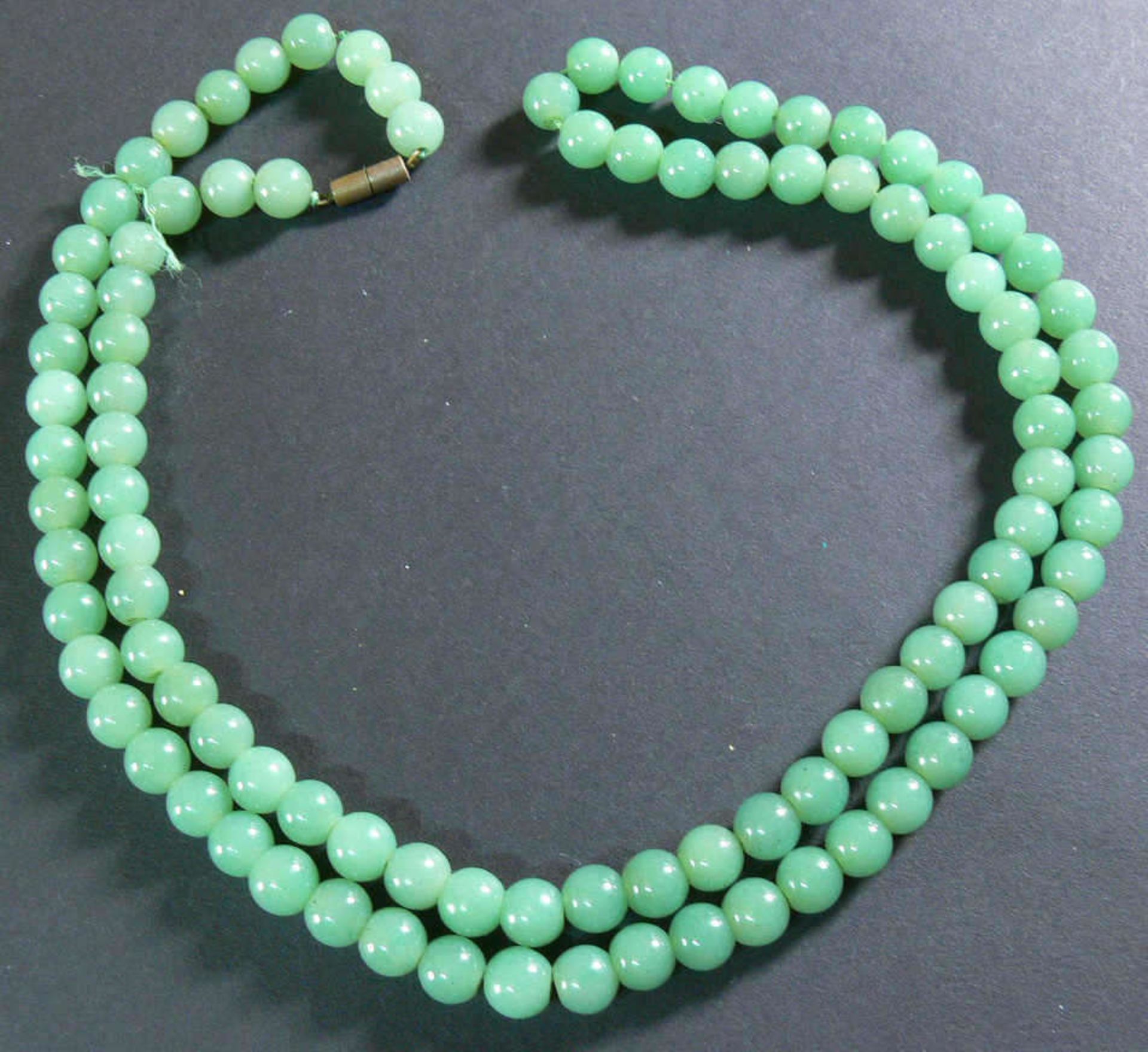 Schöne Jade - Kugelkette. Länge: ca. 75 cm.