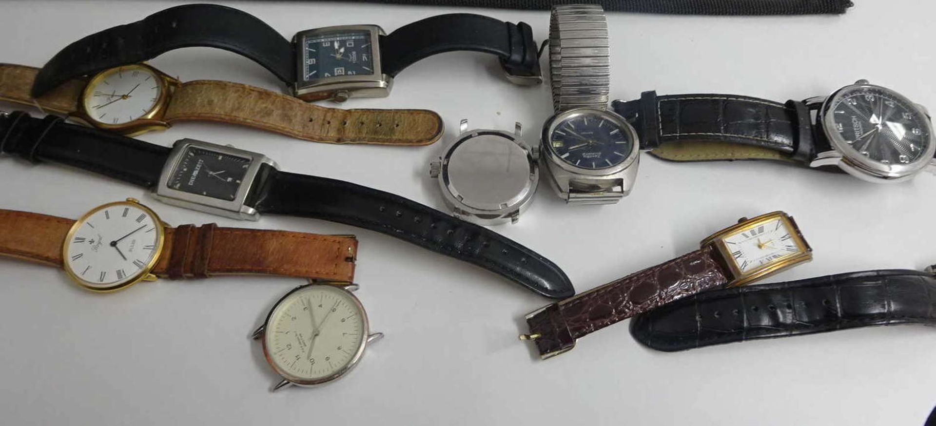 Konvolut Armbanduhren, insgesamt 10 Stück. Teilweise ohne Band. Quarz. Alle getragener Zustand.