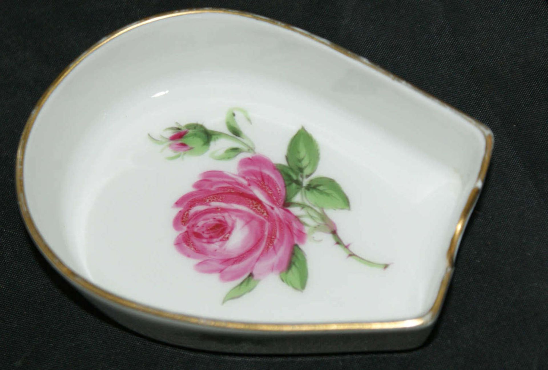 Meissen 2 Teile Porzellan "Rote Rose" dabei 1 Vase, 1. Wahl, Höhe ca. 10cm sowie 1 Aschenbecher, 2 - Bild 2 aus 3