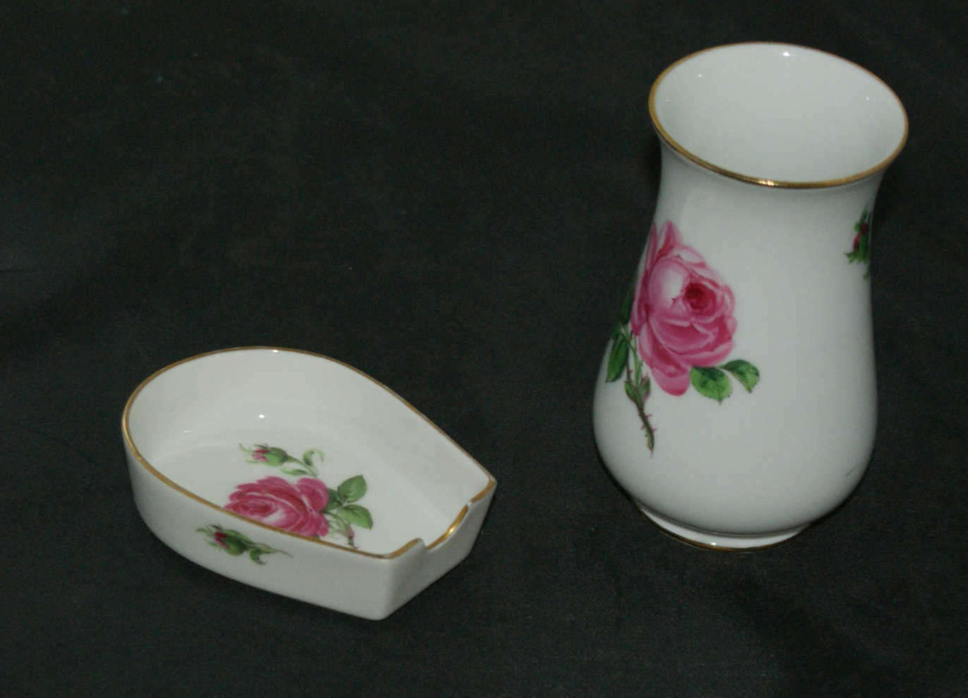 Meissen 2 Teile Porzellan "Rote Rose" dabei 1 Vase, 1. Wahl, Höhe ca. 10cm sowie 1 Aschenbecher, 2