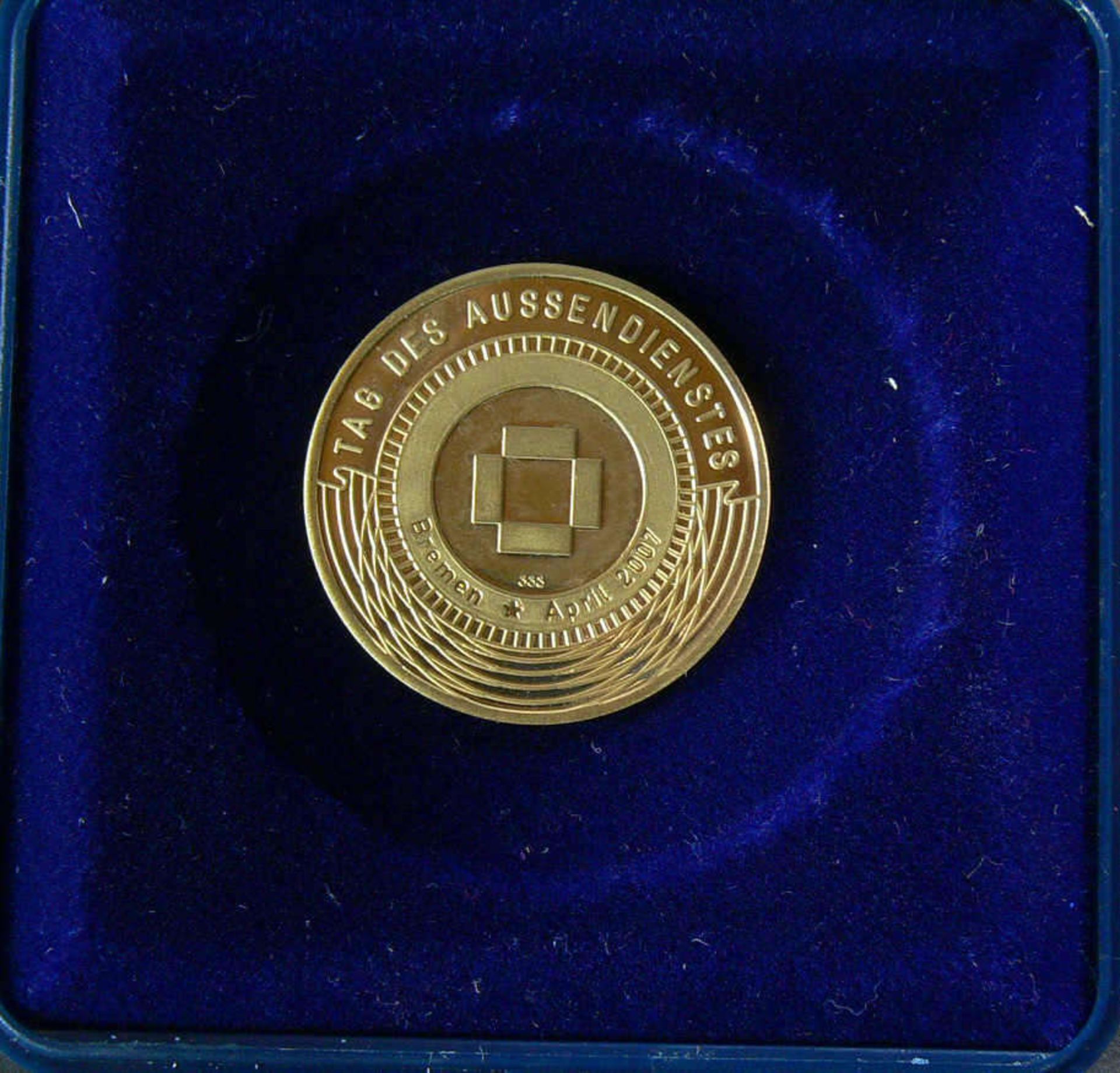 Goldmedaille "Tag des Außendienstes - Für hervorragende Leistung" der Württembergischen. Gold 333. - Bild 2 aus 2