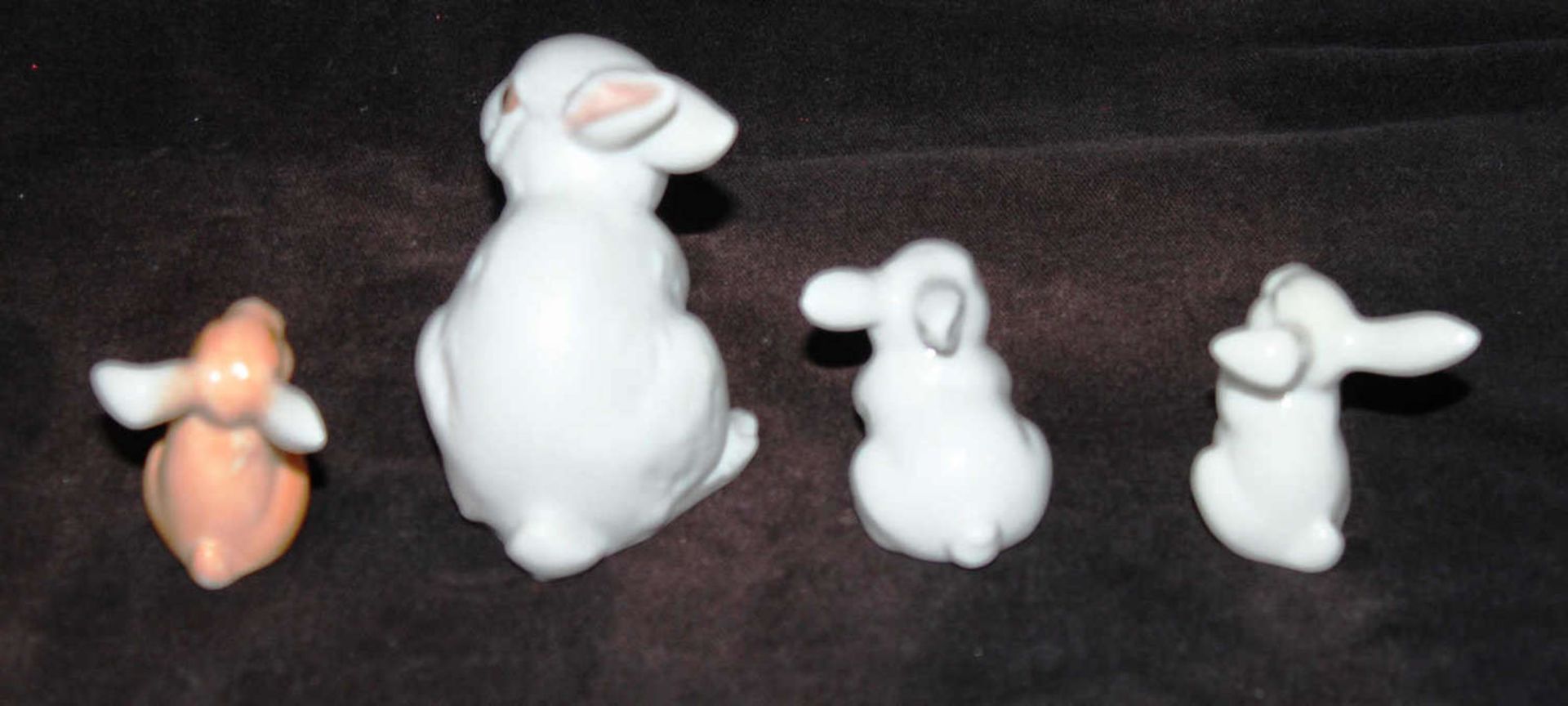 Rosenthal, 3 Porzellan Hasen, 2x Weissporzellan, 1x farbig lasiert, sowie 1 kleiner Hase, - Bild 2 aus 3