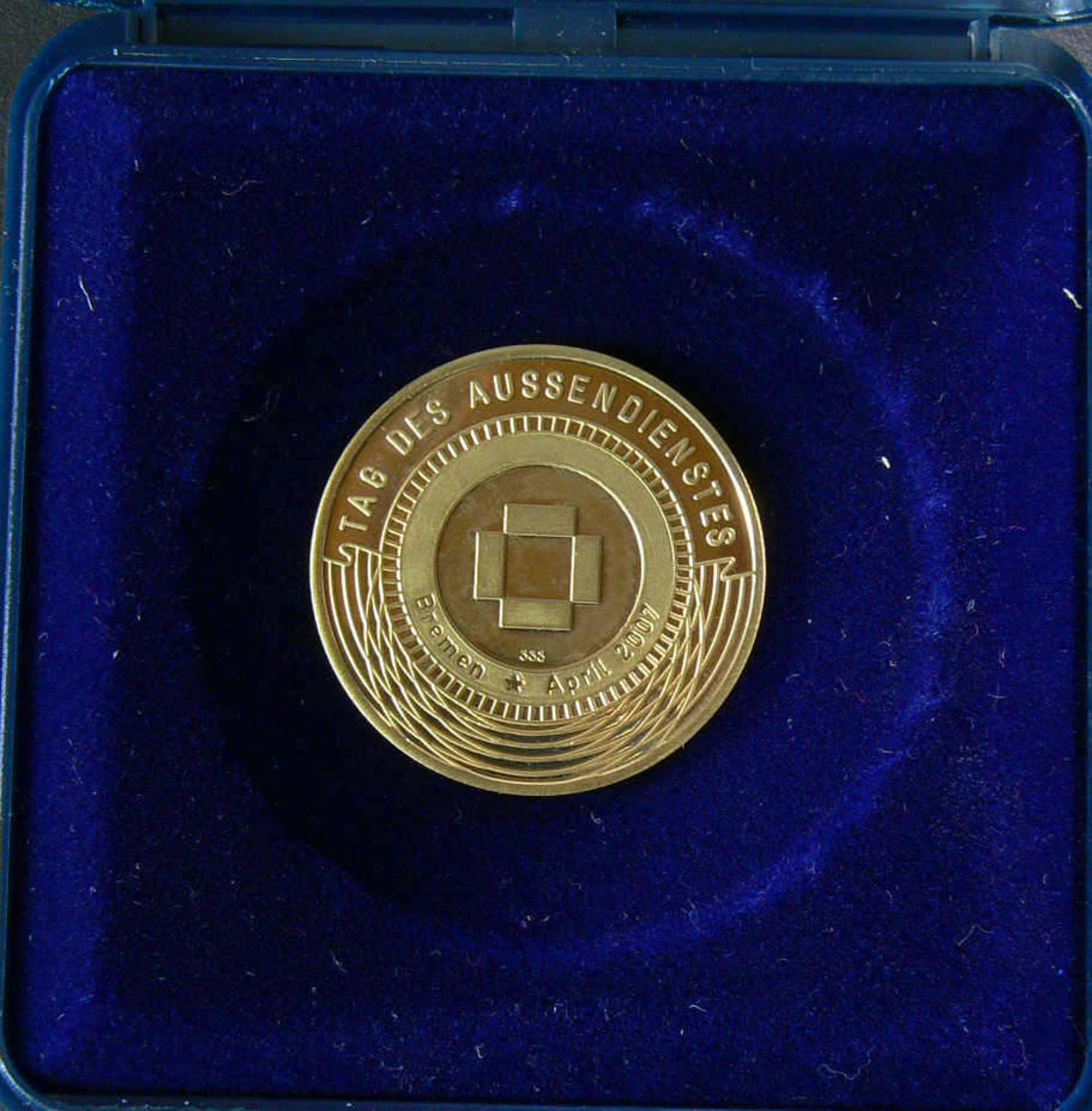 Goldmedaille "Tag des Außendienstes - Für hervorragende Leistung" der Württembergischen. Gold 333. - Bild 2 aus 2