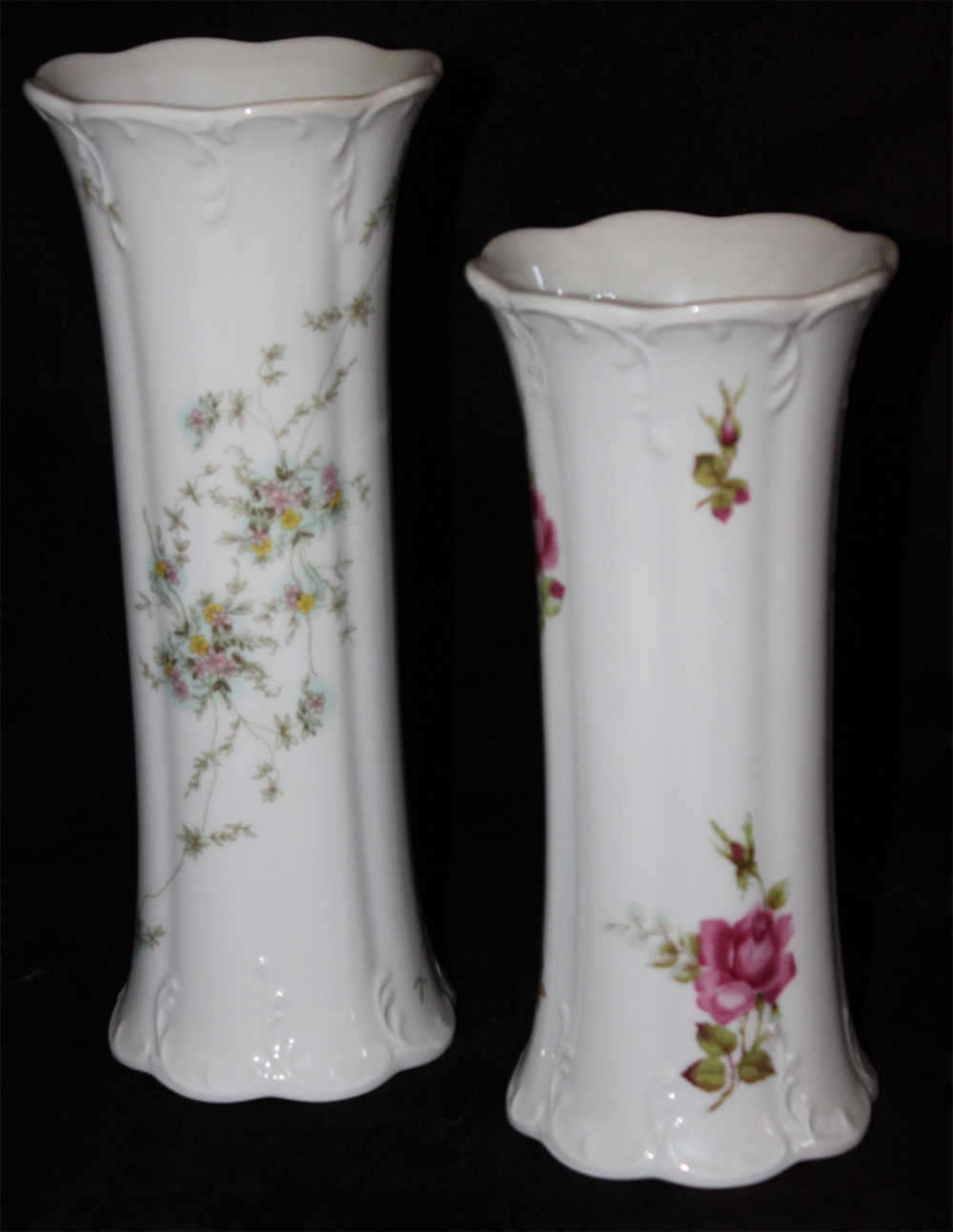 2 Rosenthal Vasen, Classic Rose, 1x mit rosa/gelben Blüten, Höhe ca. 24 cm, sowie 1x mit Rosen, Höhe